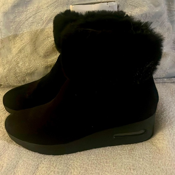 NWT DKNY black booties with fur trim never worn immaculate condition - Picture 4 of 6